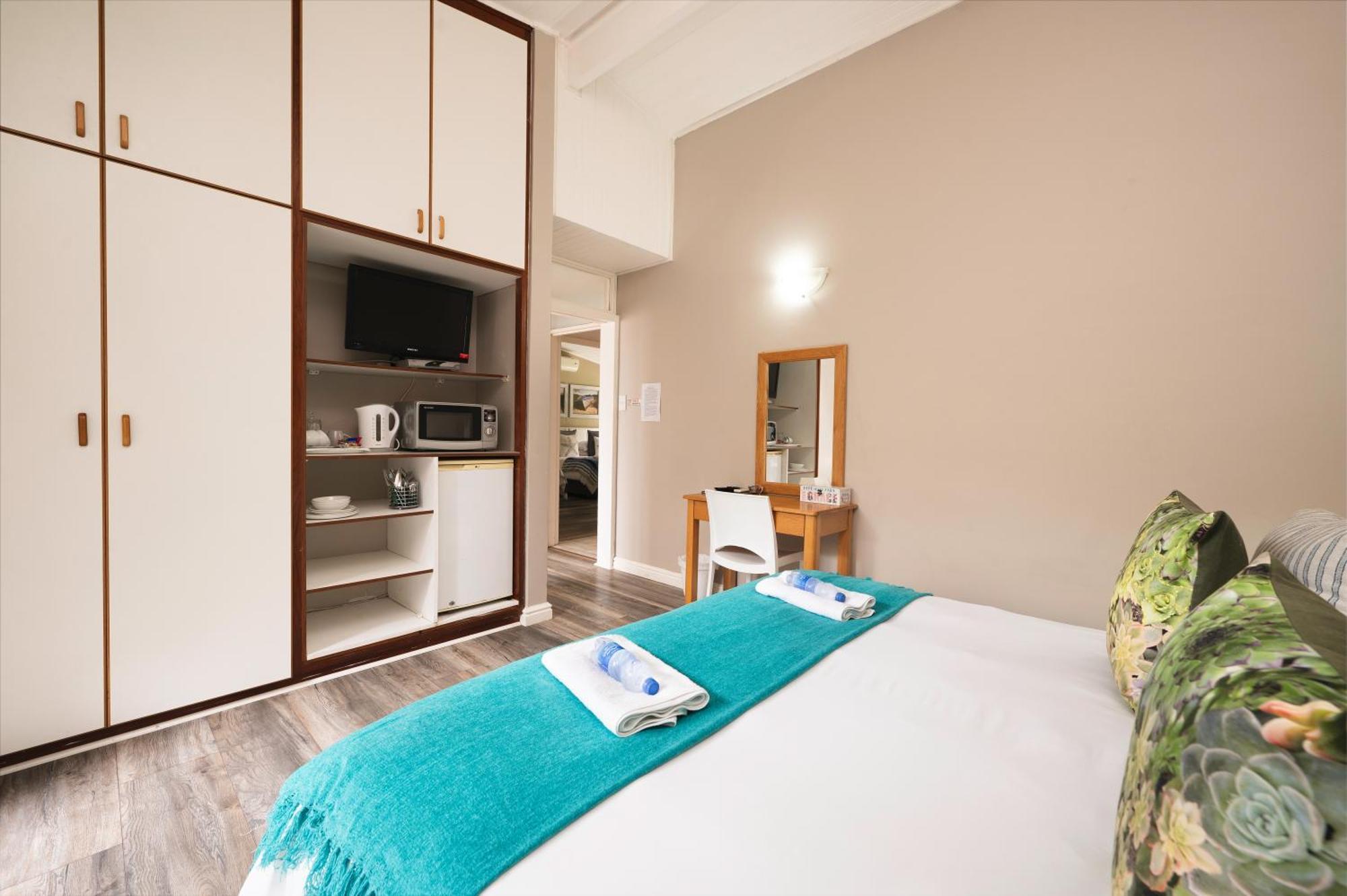 Admirals Lodge Guest House And Brightways Self Catering Apartments Port Elizabeth Exterior foto